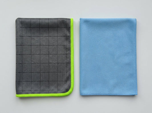 Comparaison entre un chiffon microfibre carbone Clinns et une microfibre classique posés côte à côte